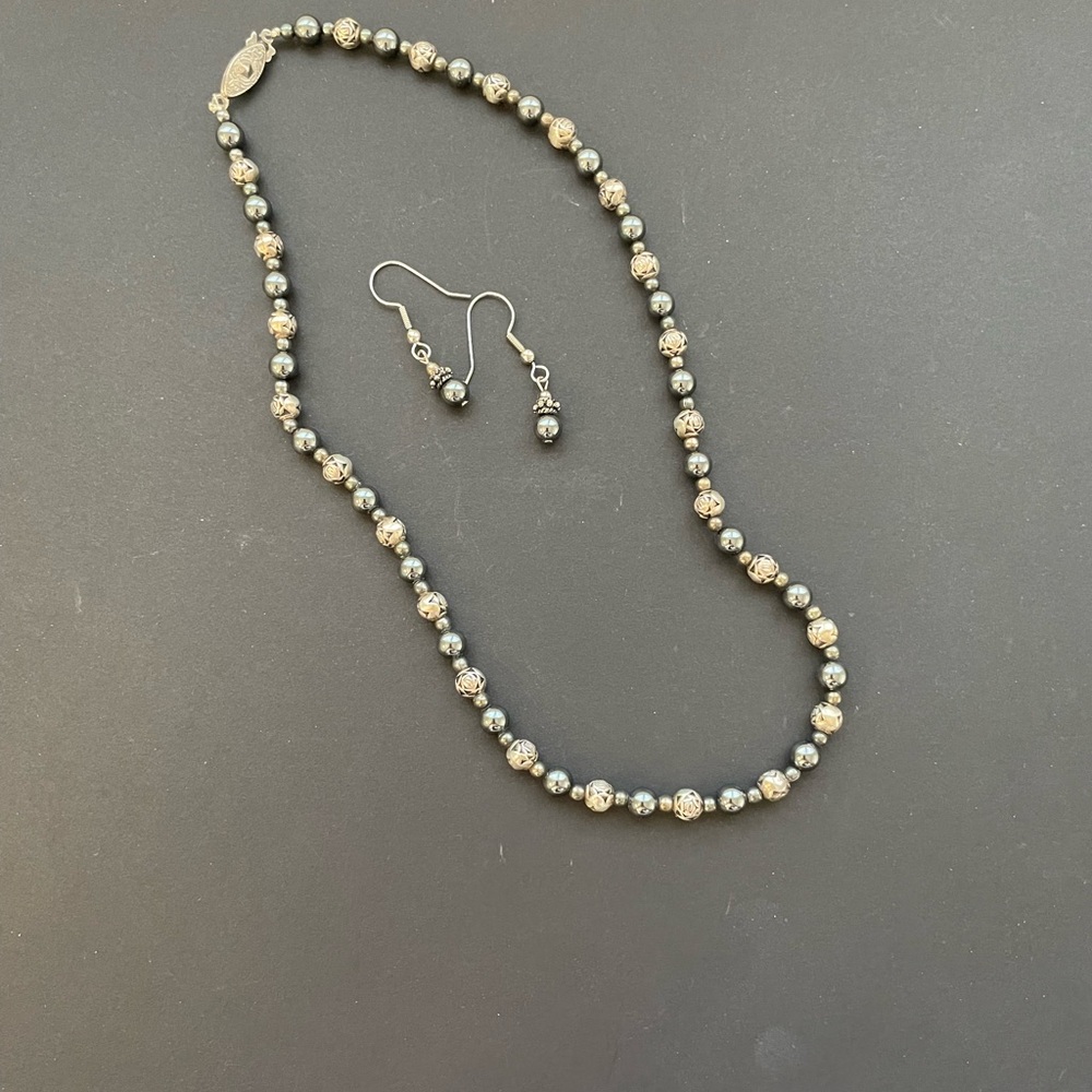 Necklace with matching earrings- gray & silver color - Picture 2 of 6